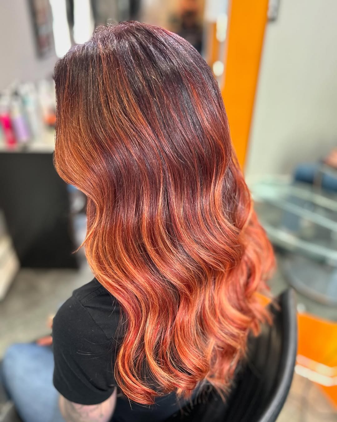 balayage cuivré brillant avec racines foncées