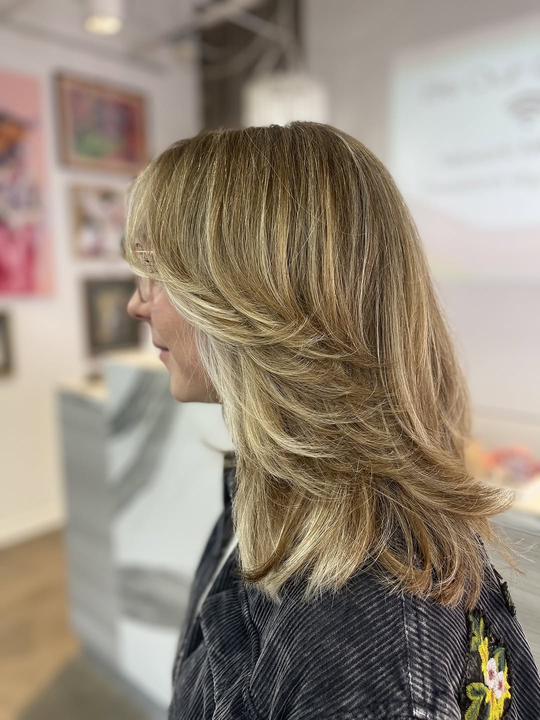 capelli biondi con piume