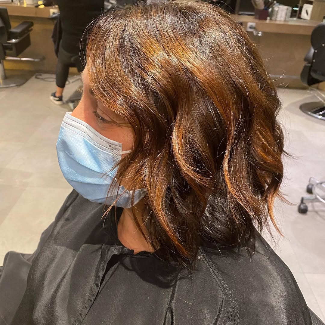 brunette bob met karamel highlights