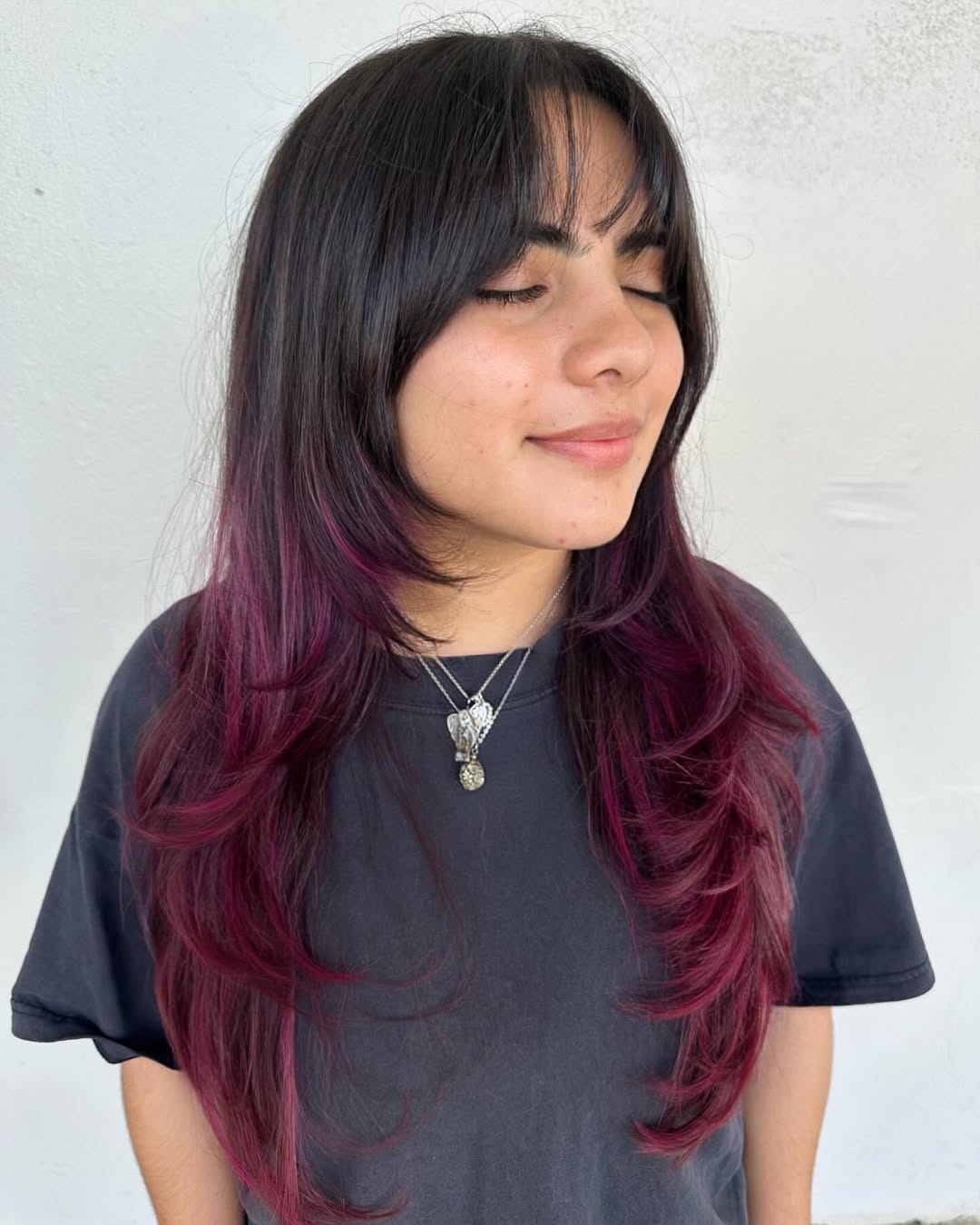 capelli ombreggiati bordeaux con piume