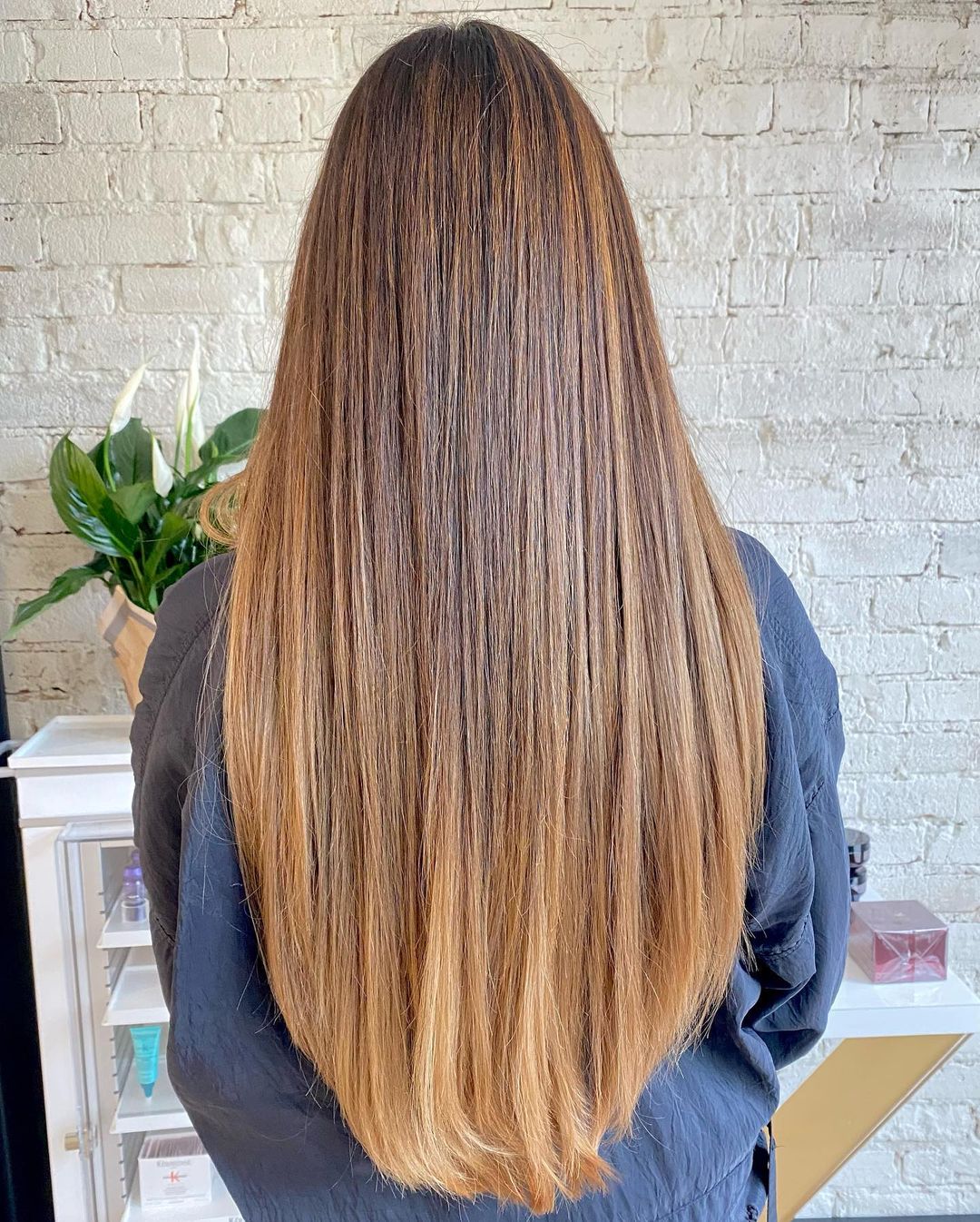 corte de pelo caramelo balayage en v