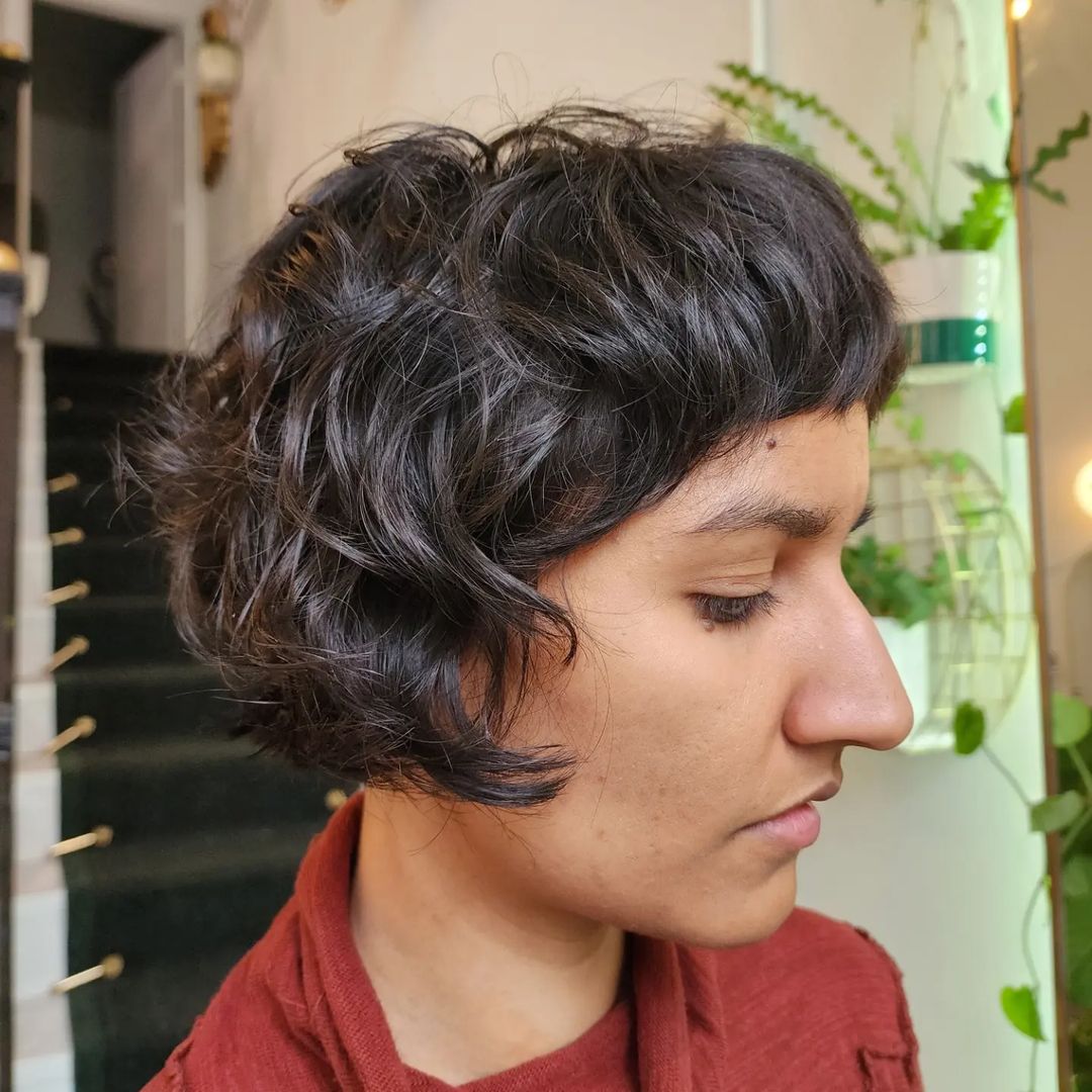 cabelo ondulado à altura do queixo com micro-bangs