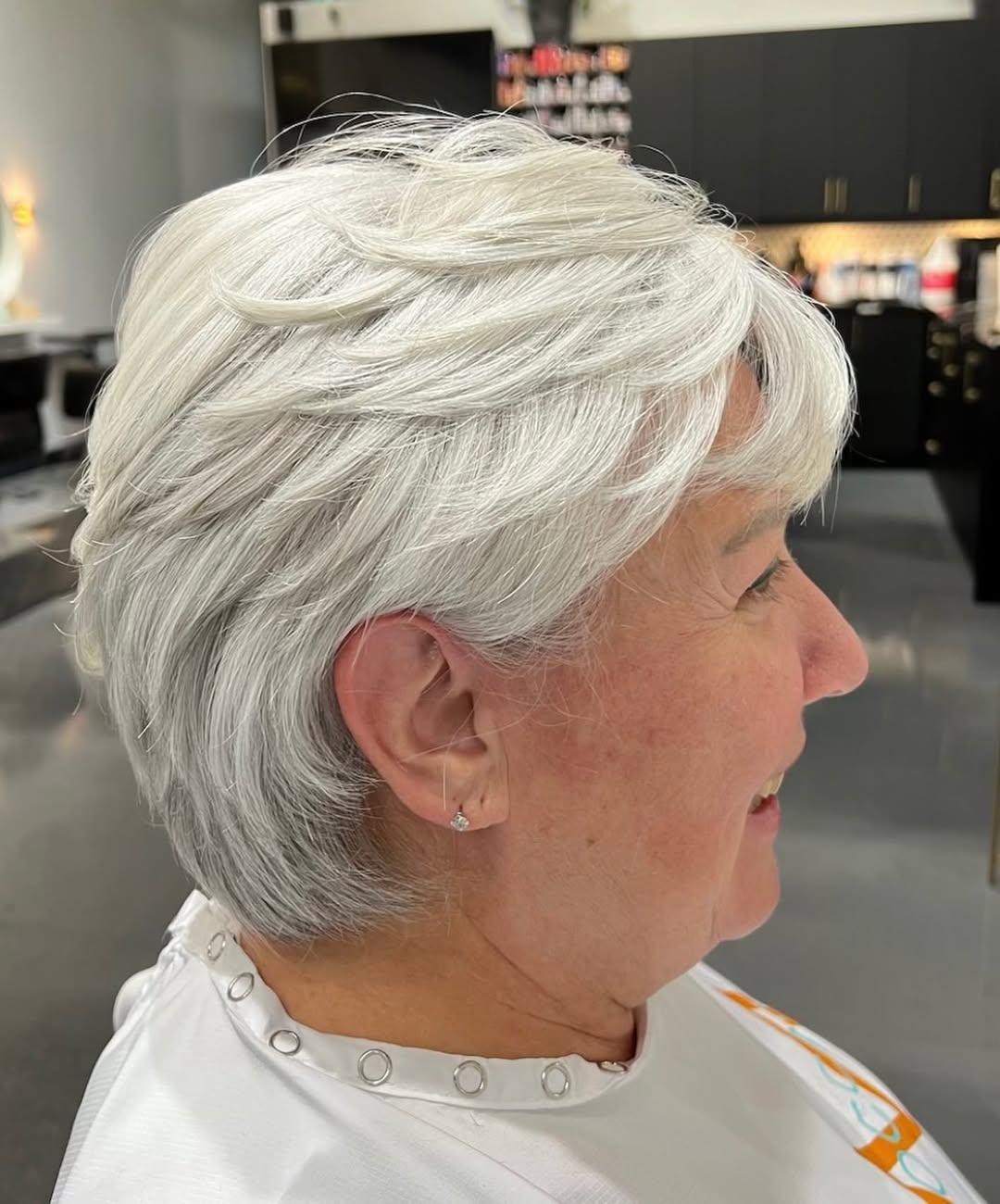 coupe pixie hachée pour les femmes âgées aux cheveux fins