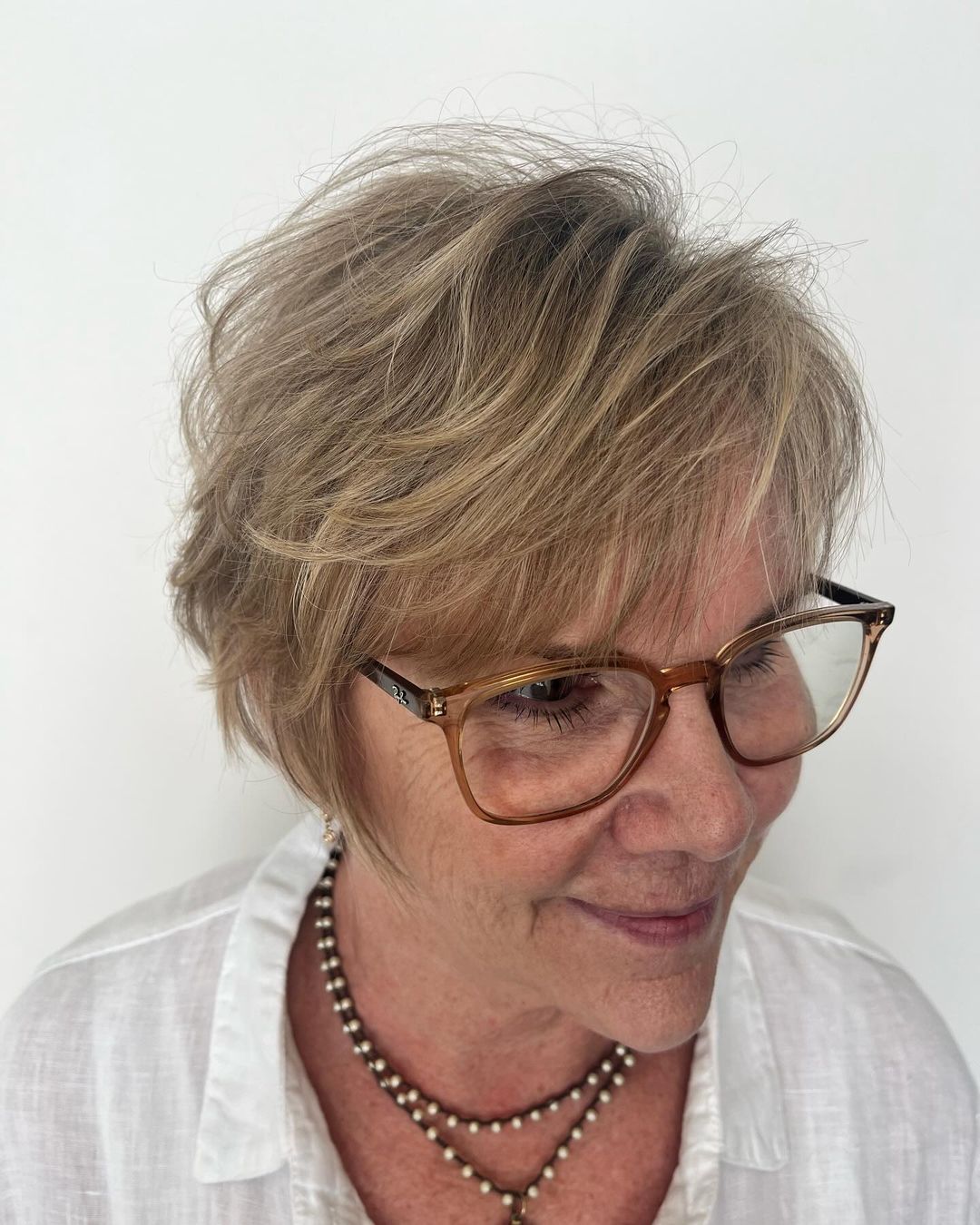 coupe de cheveux pixie hachée pour les femmes de plus de 60 ans aux cheveux fins