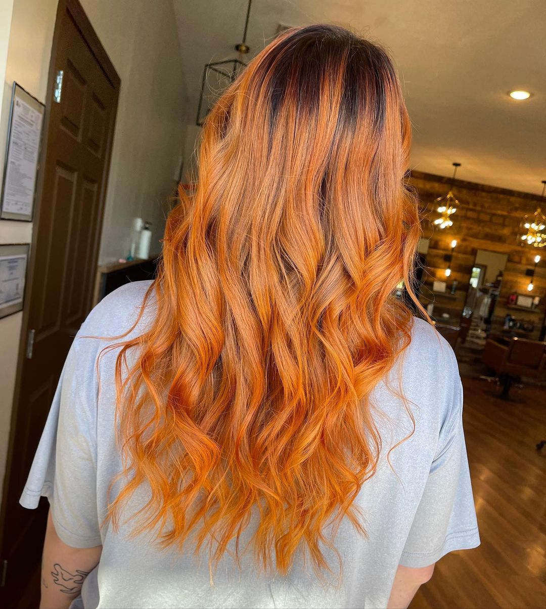 cheveux orange cuivré avec racines foncées