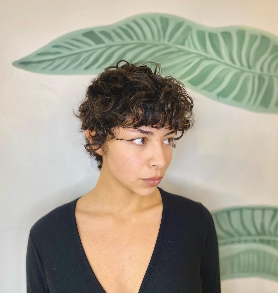 coupe pixie longue et bouclée pour le visage