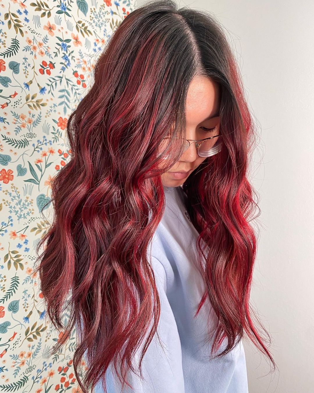 balayage rojo intenso sobre cabello castaño