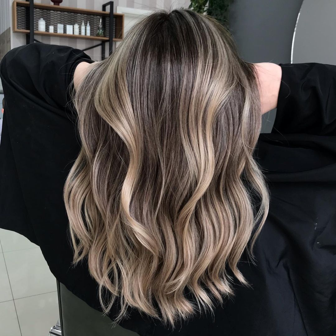 vuilblonde balayage op halflang haar