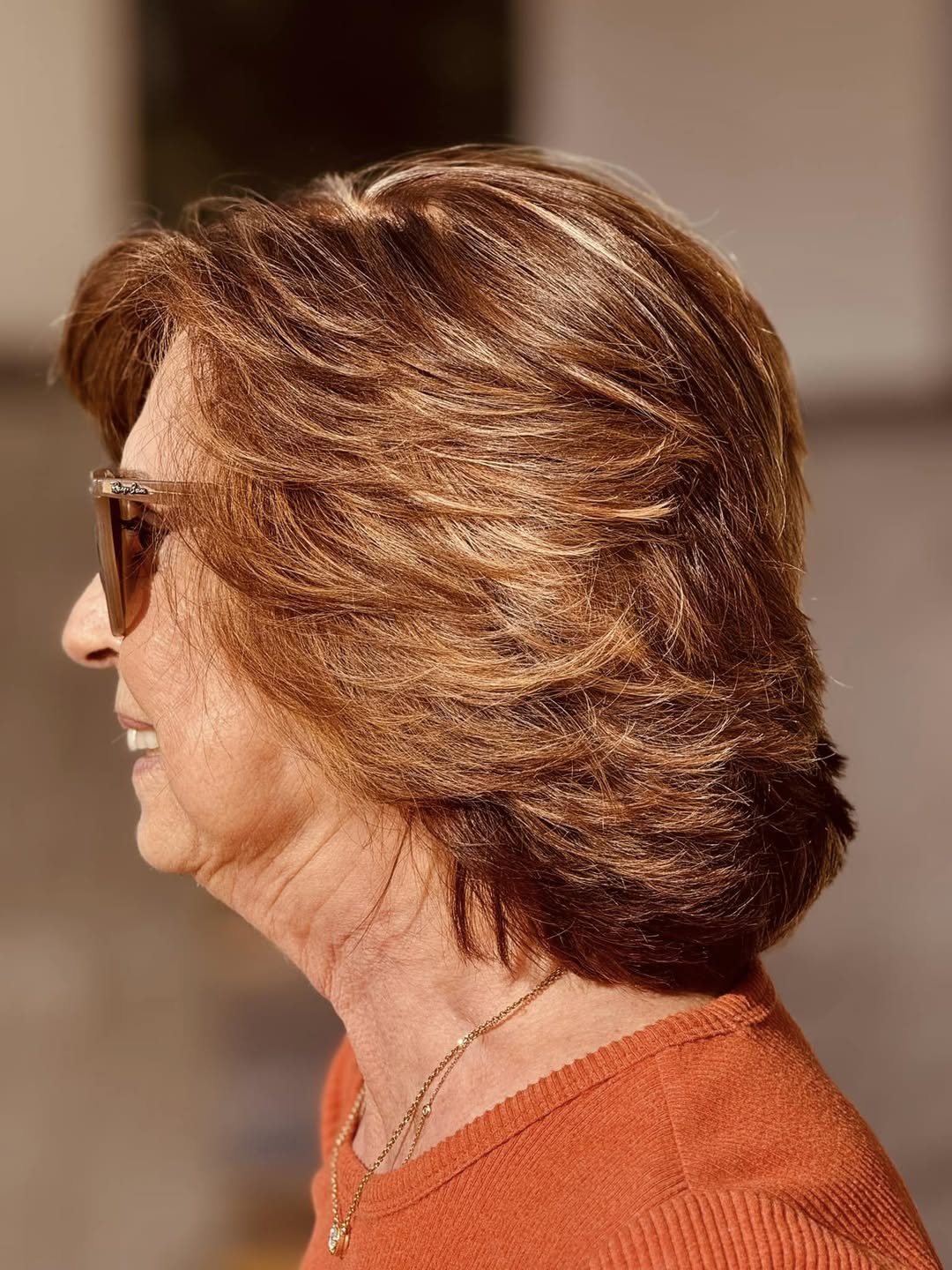 coupe de cheveux en plumes pour les femmes âgées aux cheveux fins