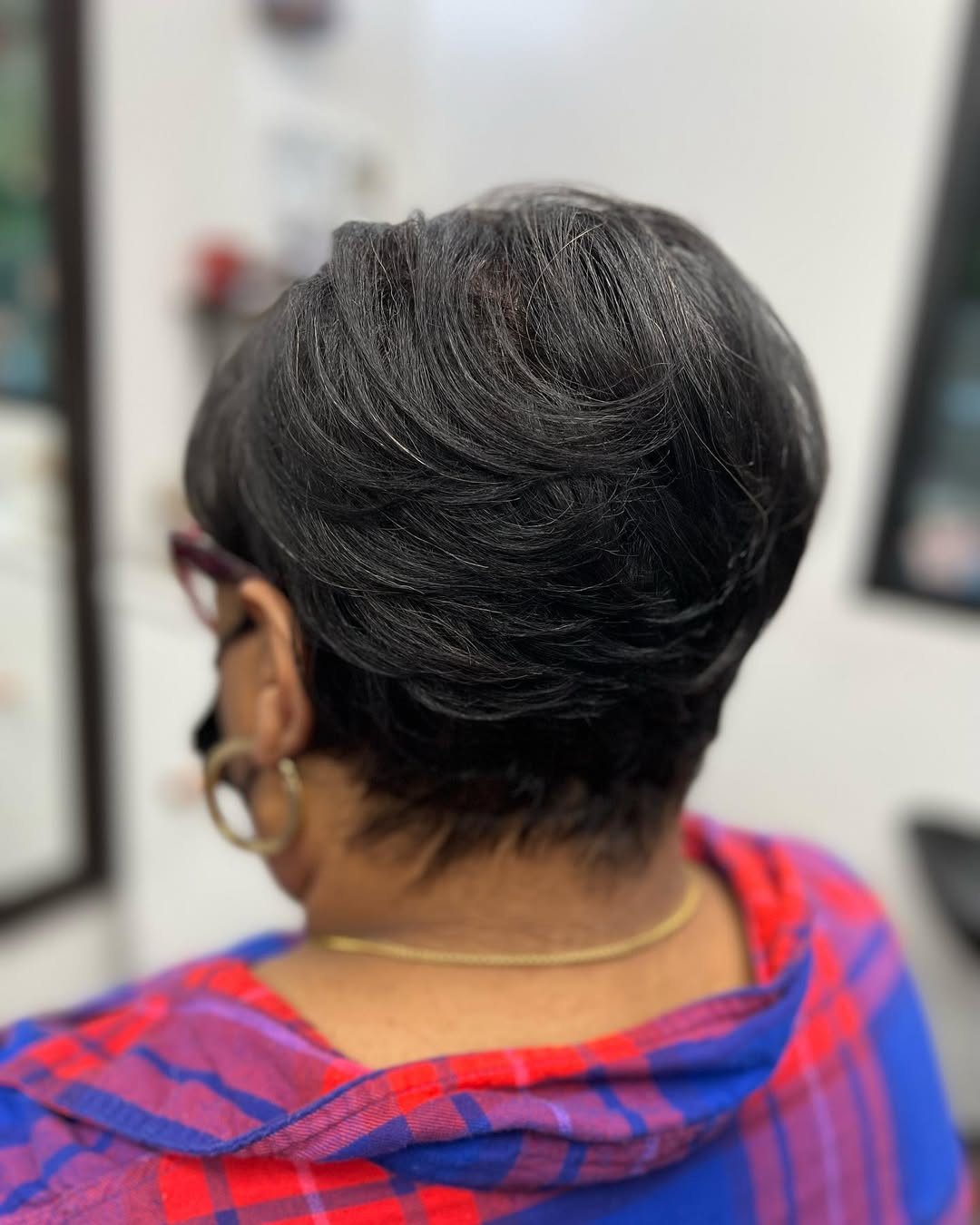 corte pixie con plumas para mujeres de más de 60 años con pelo fino