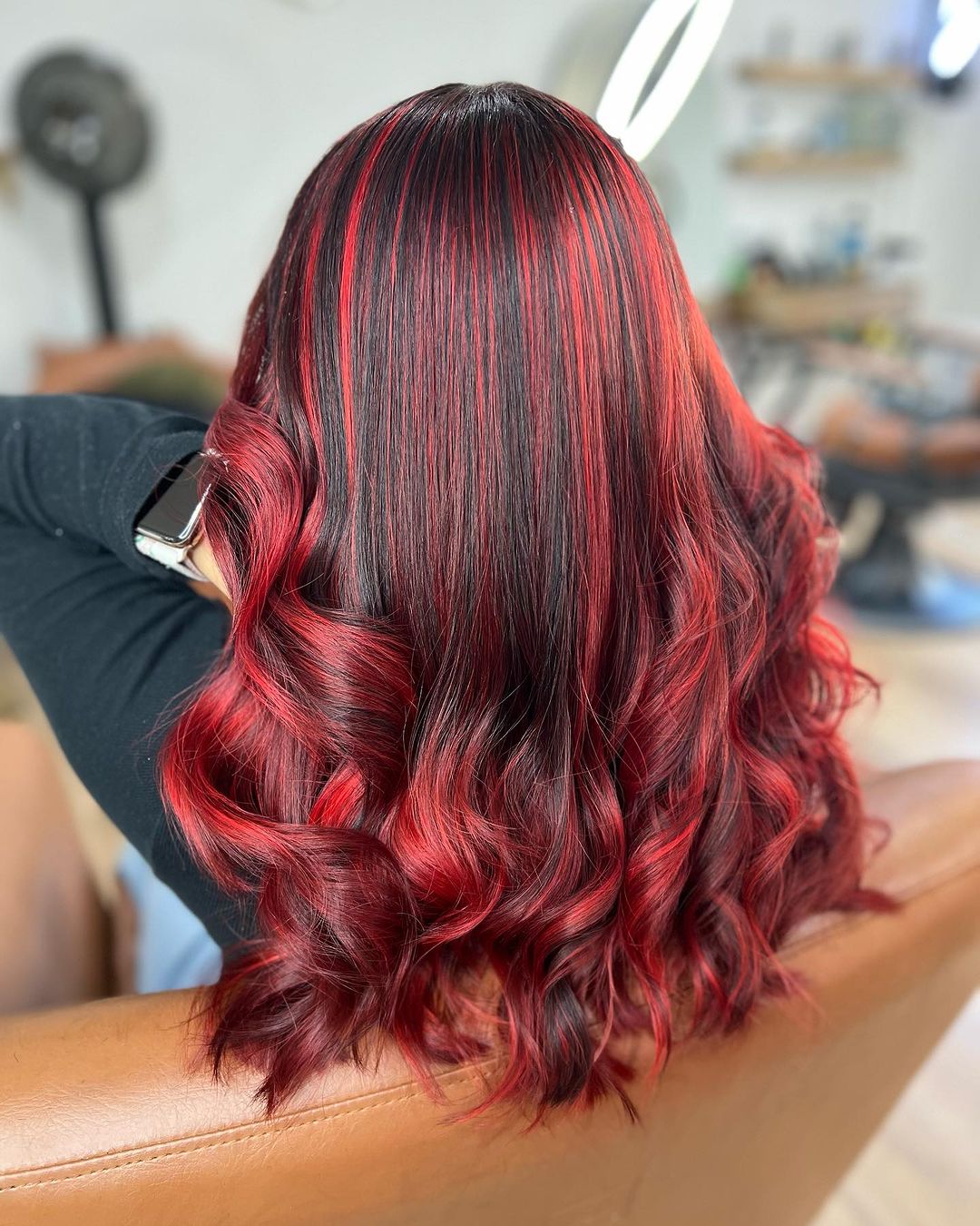 12 ideas de balayage rojo sobre cabello castaño que marcan tendencia