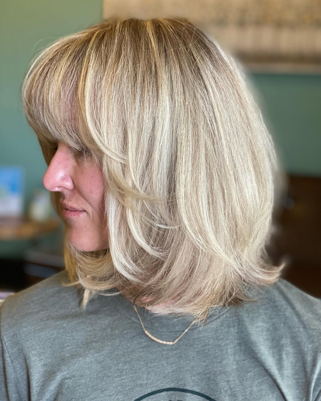 coupe de cheveux à la volée pour les femmes âgées aux cheveux fins