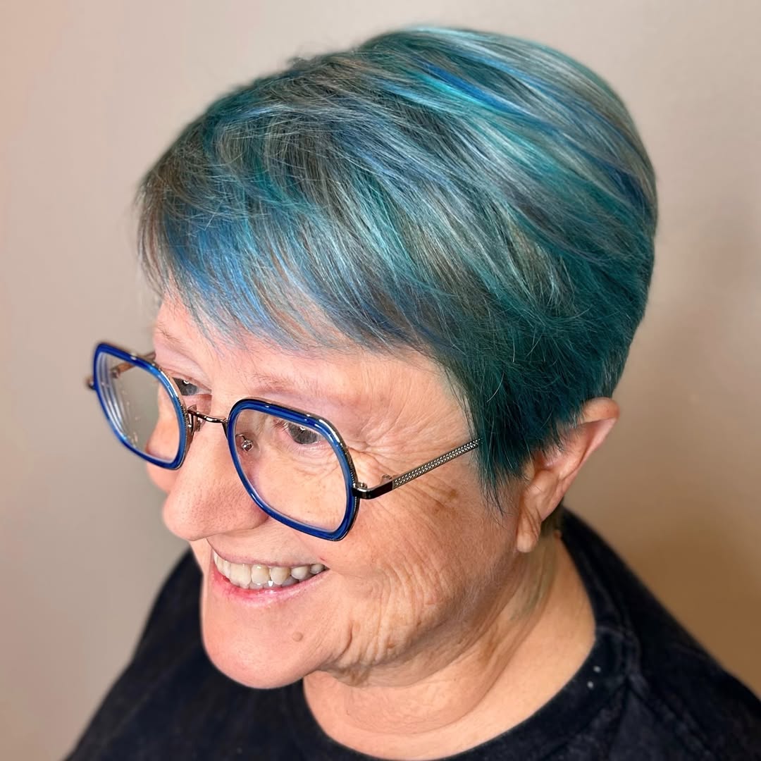 Coloration funky pour les femmes âgées aux cheveux fins