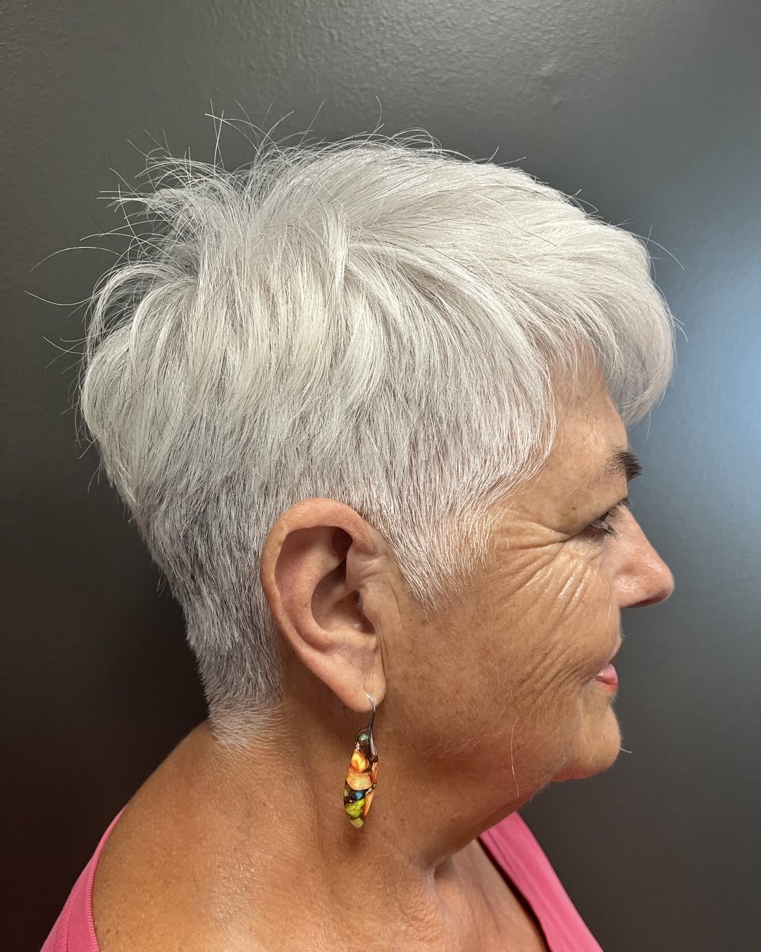 corte de pelo pixie gris para las mujeres mayores de 60 con el pelo fino