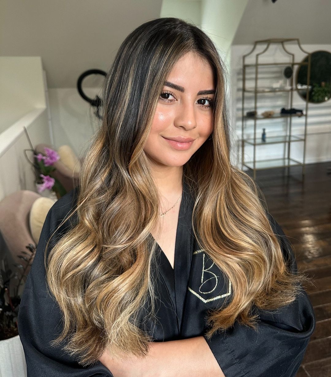 balayage louro mel em cabelo escuro