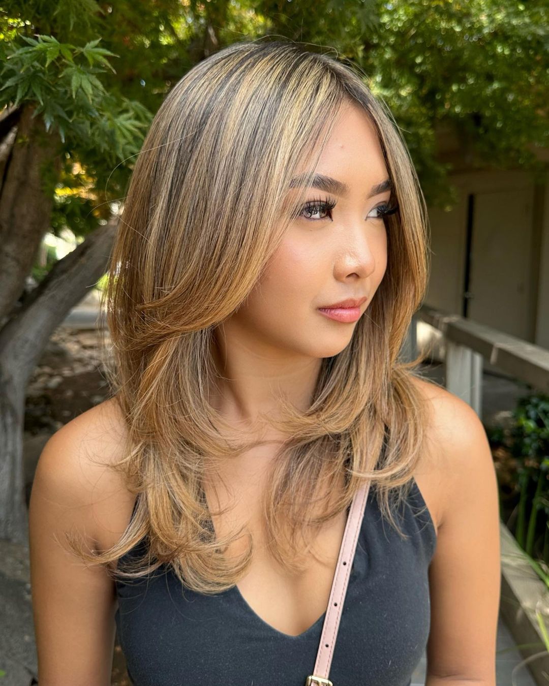 balayage louro mel em cabelo de comprimento médio