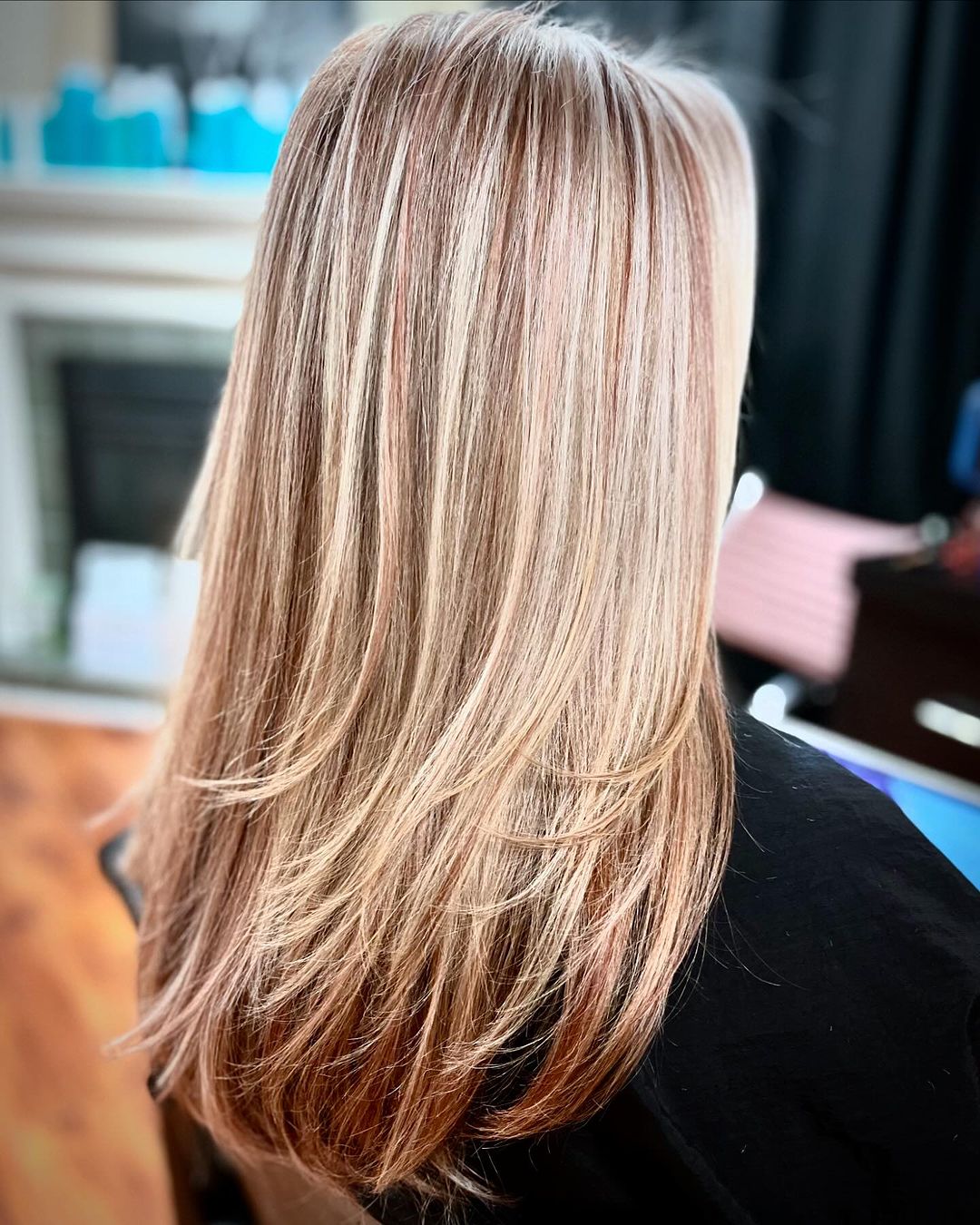 gelaagd blond haar met koperen lowlights