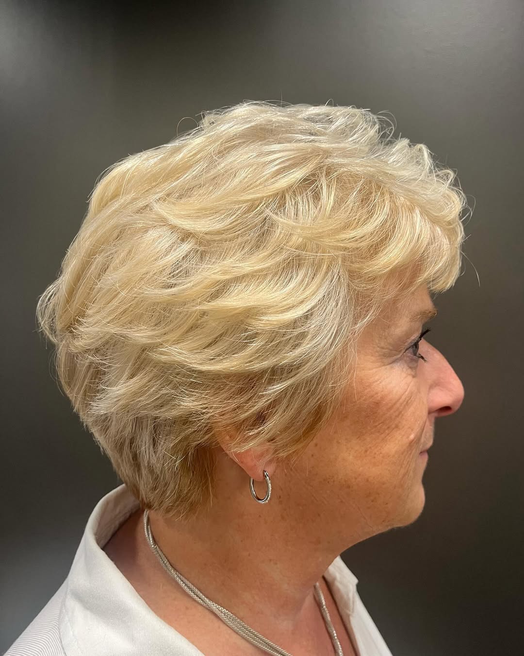 taglio pixie a strati per donne over 60 con capelli fini