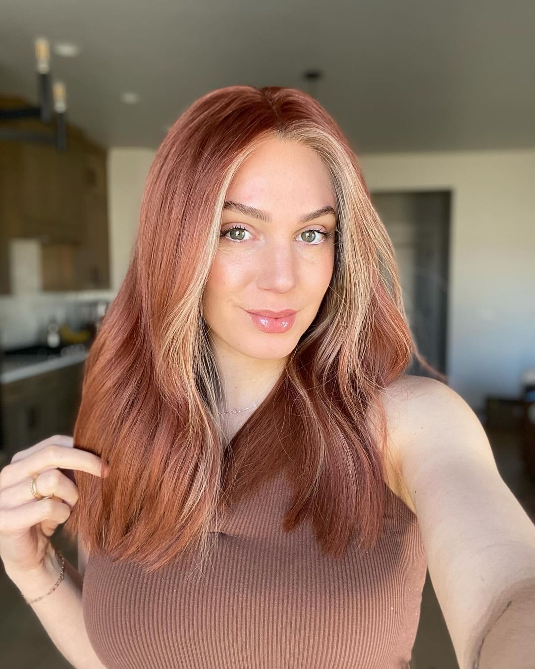 cheveux auburn clair avec une pièce d'argent blonde beige