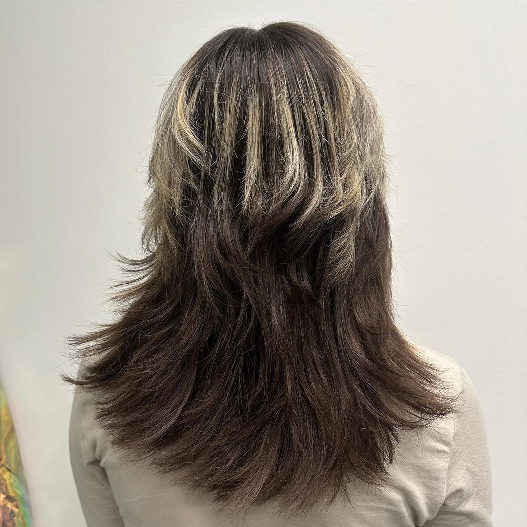 corte de lobo com penas longas