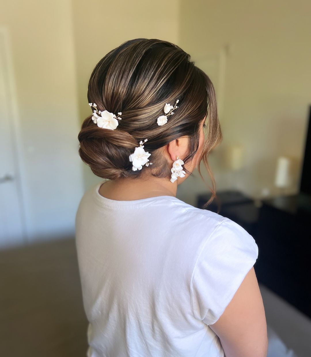 chignon basso con fiori