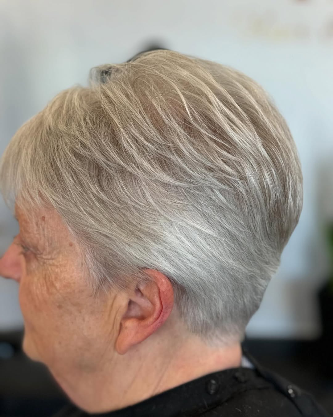 coupe de cheveux à faible entretien pour les femmes âgées aux cheveux fins