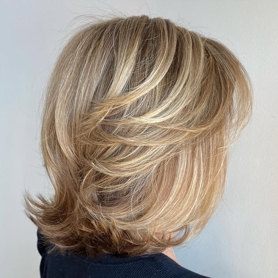 coupe de cheveux papillon de longueur moyenne pour les femmes âgées aux cheveux fins