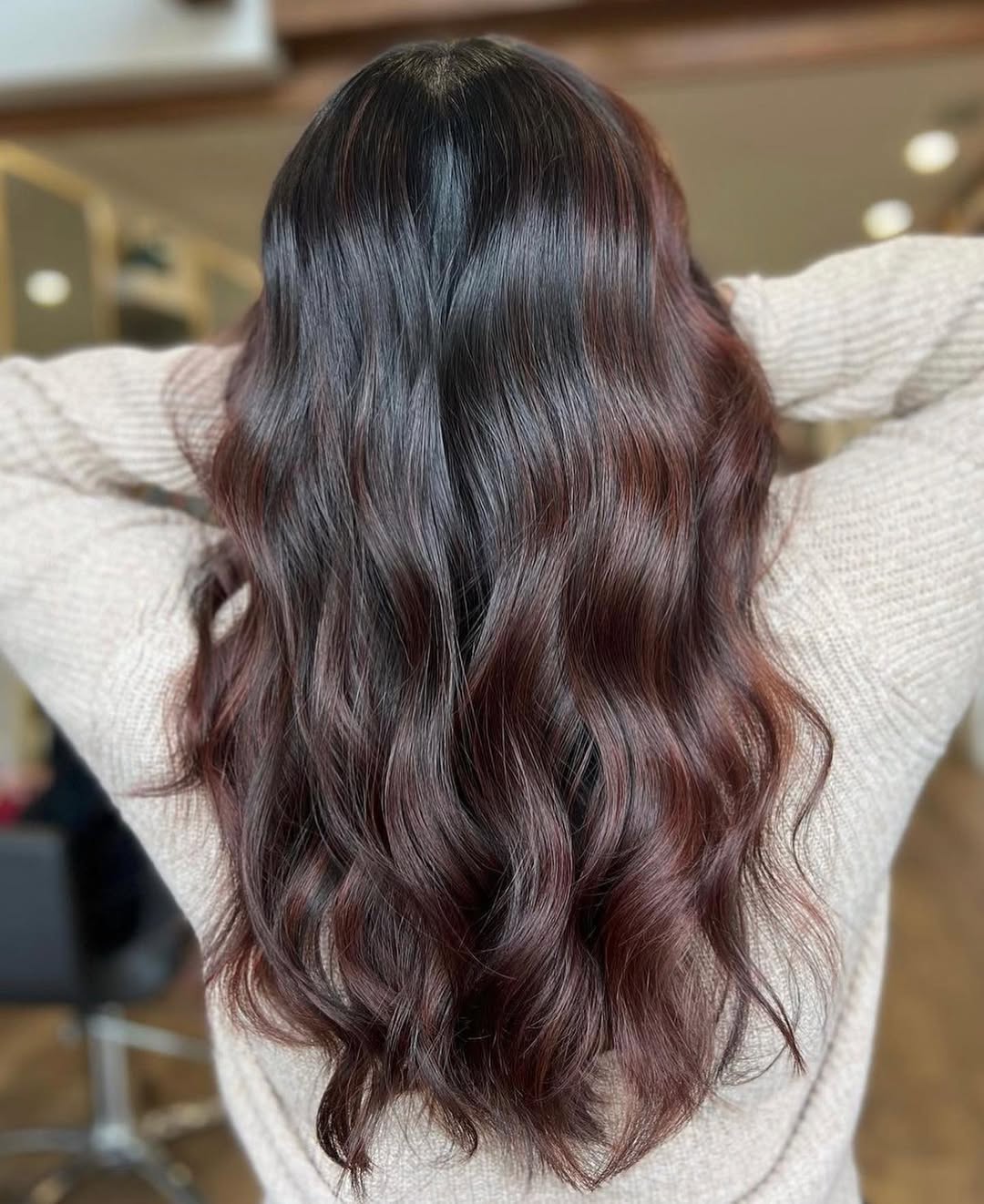 balayage rojo apagado sobre pelo castaño