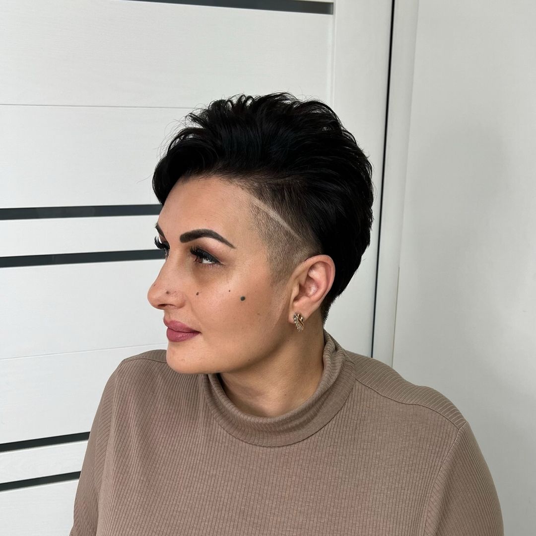 pixie cut met geschoren zijkanten voor vrouwen boven de 40