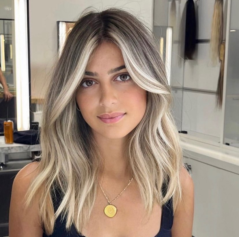 balayage louro platinado e molduras para o rosto