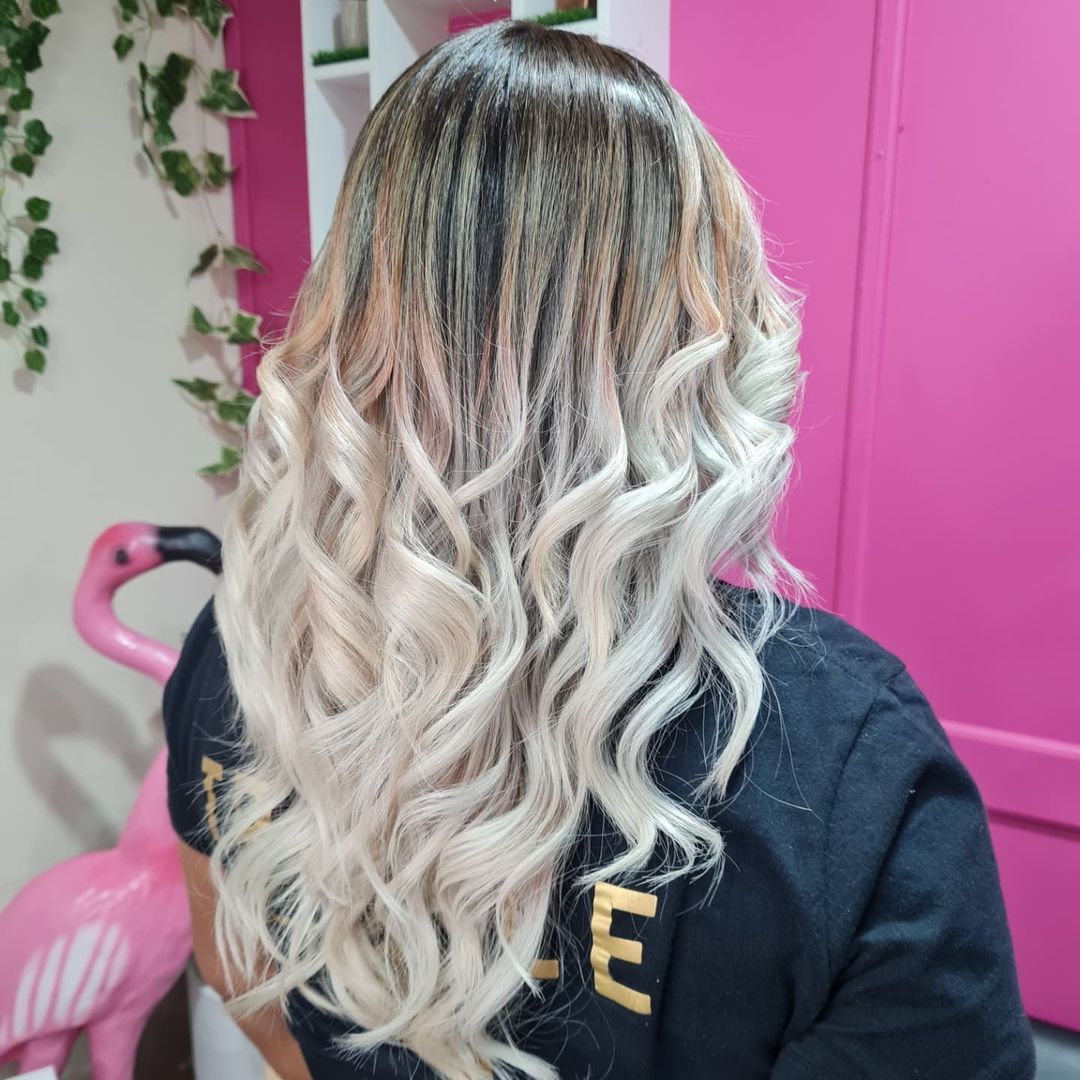 balayage louro platinado em cabelo castanho