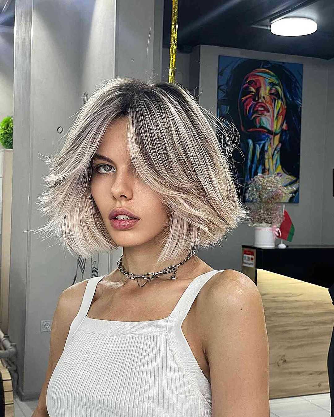 balayage louro platinado num corte à altura do queixo