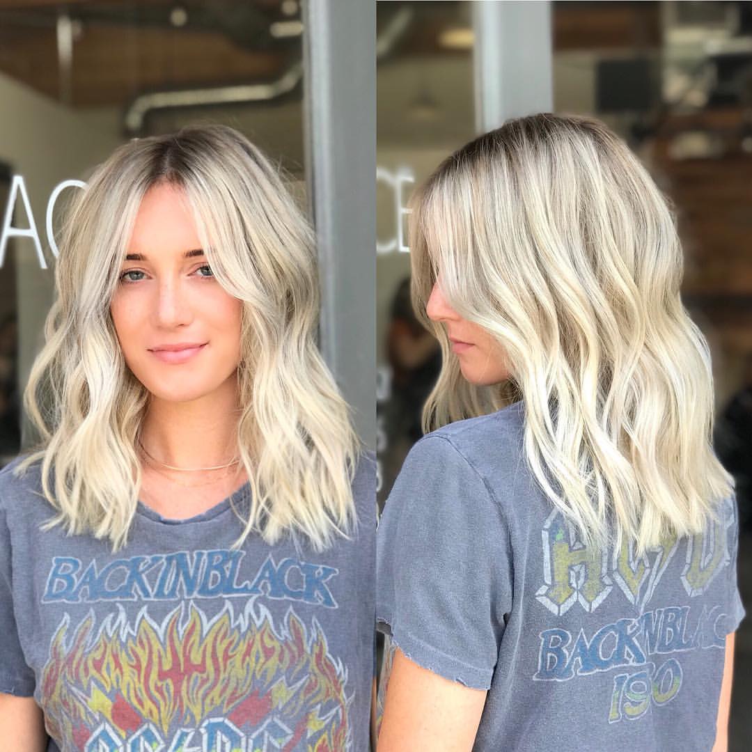 balayage louro platinado num corte à altura dos ombros