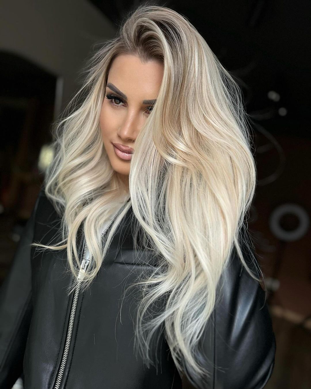 balayage louro platinado com raízes escuras