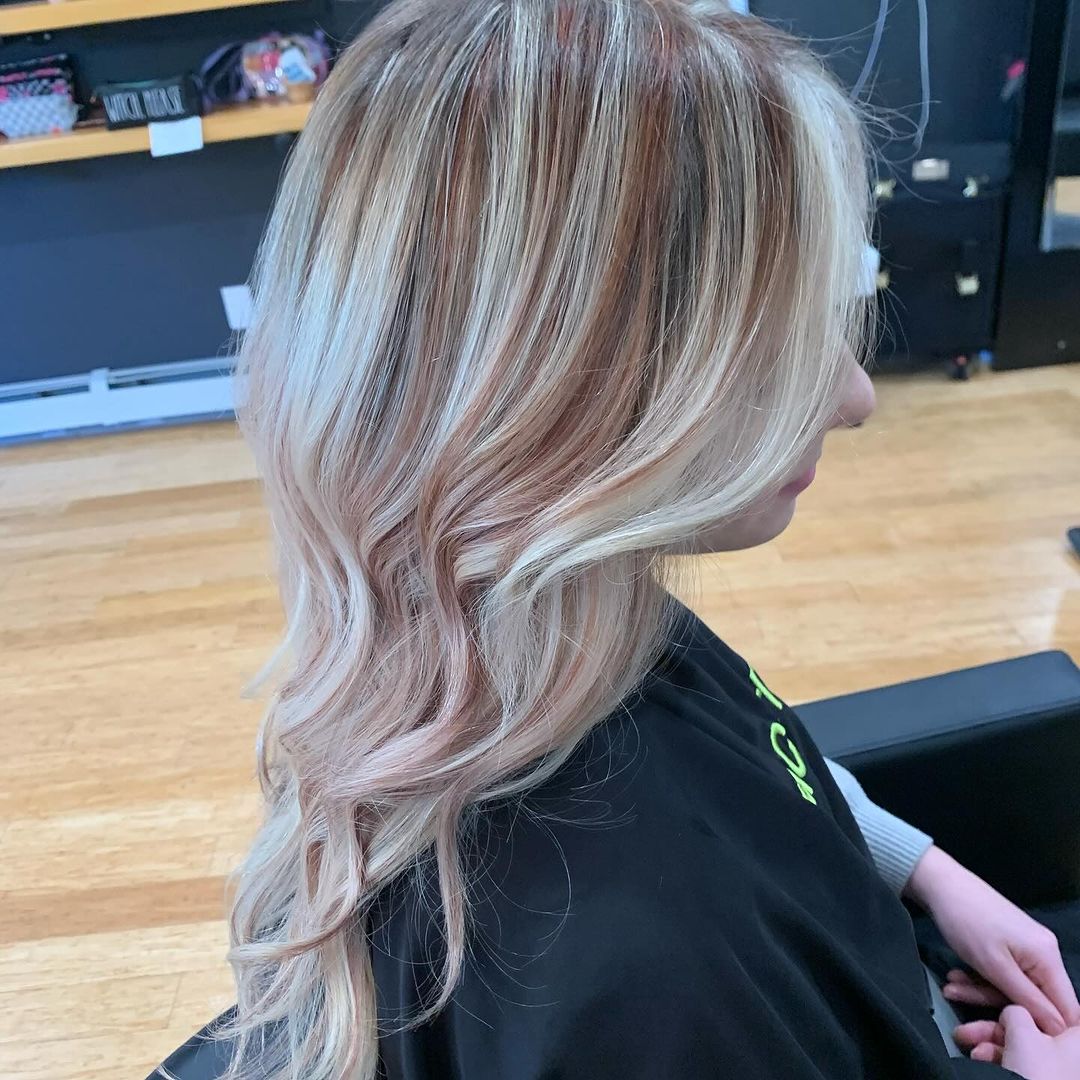 platinablond haar met koperen lowlights