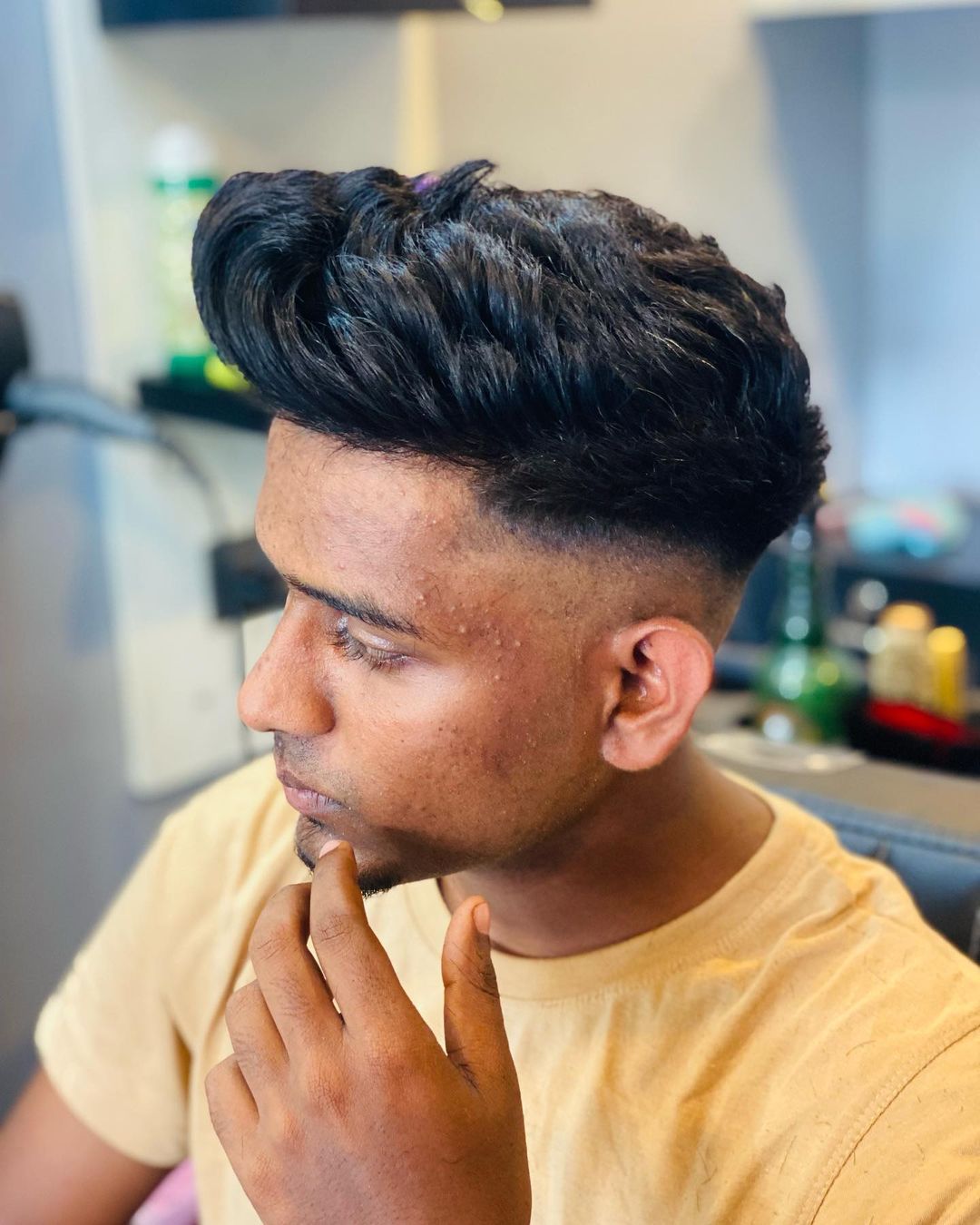 coupe de cheveux quiff avec côtés rasés