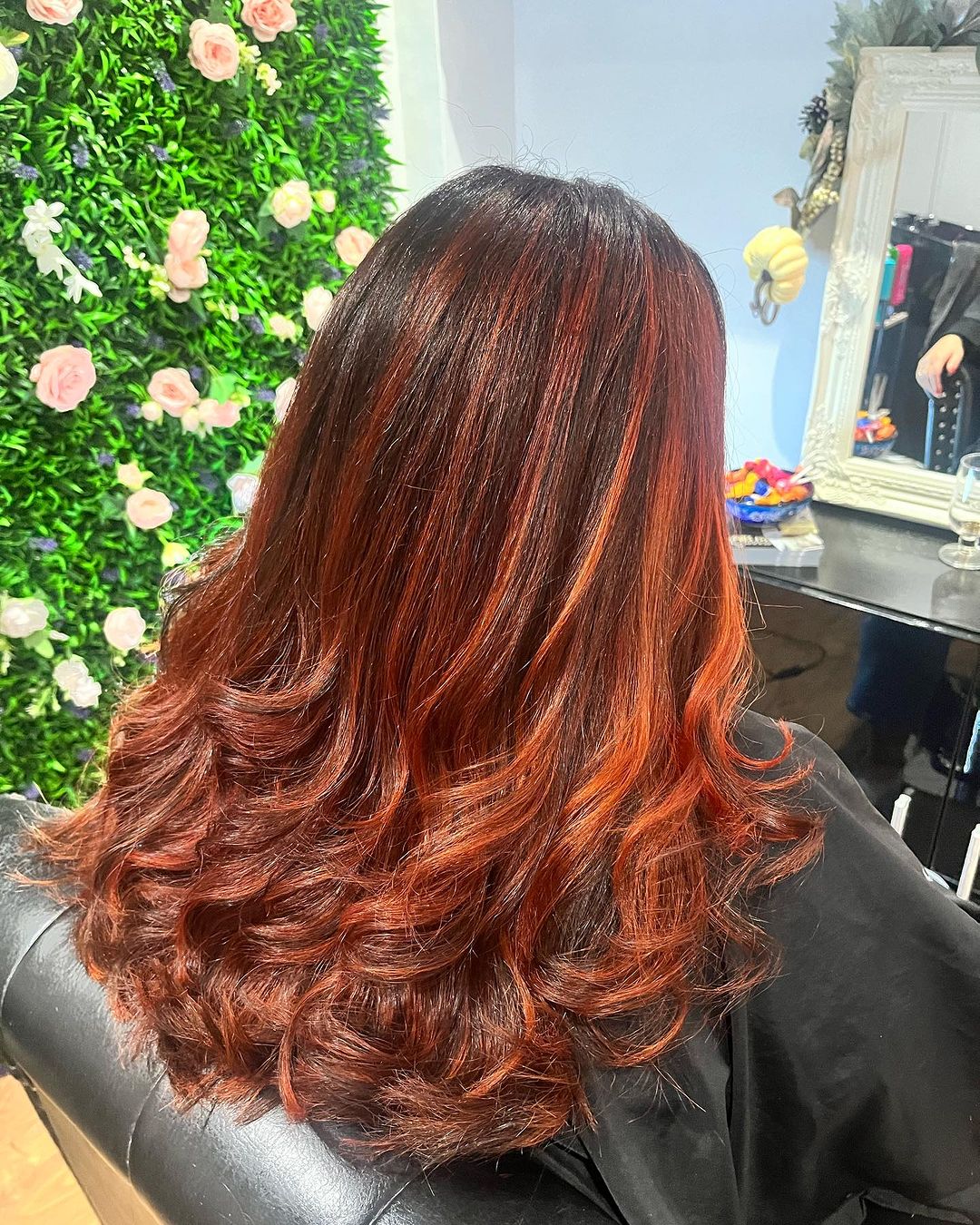 balayage vermelho em cabelo castanho em camadas