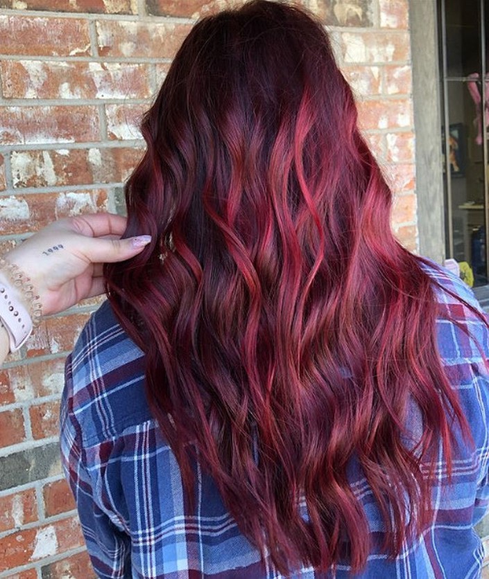 balayage vermelho com raízes escuras