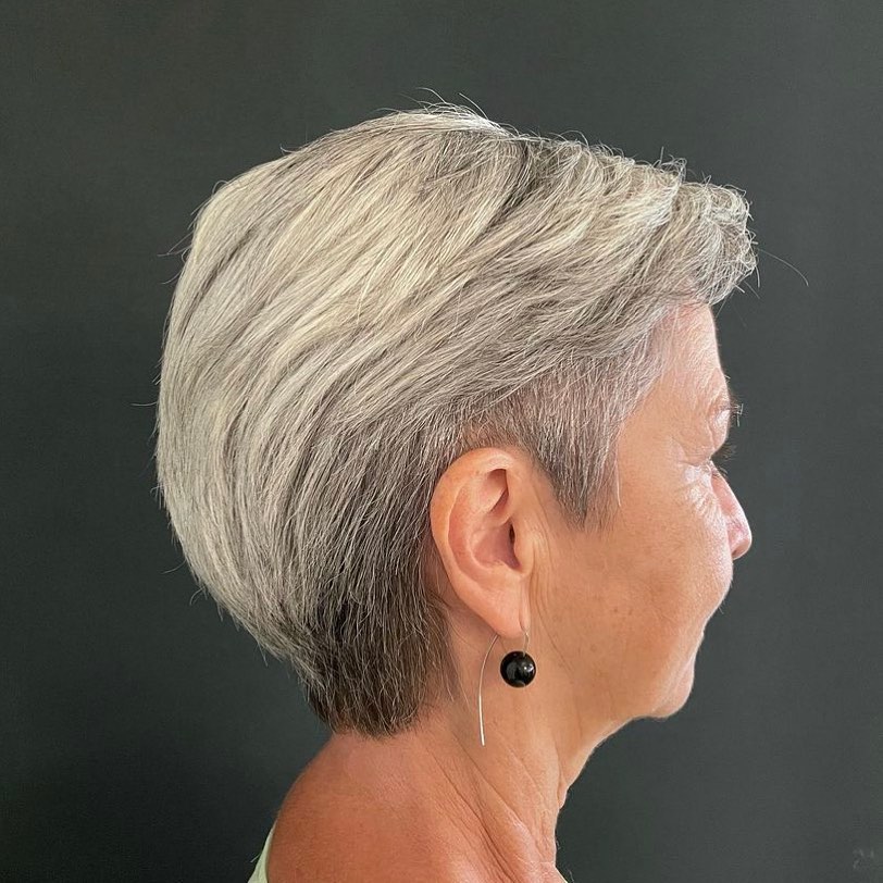 coupe de cheveux pixie sel et poivre pour les femmes de plus de 60 ans aux cheveux fins