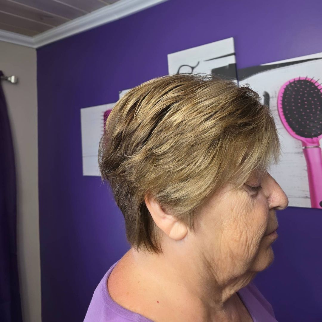 pelo corto apilado para mujeres mayores