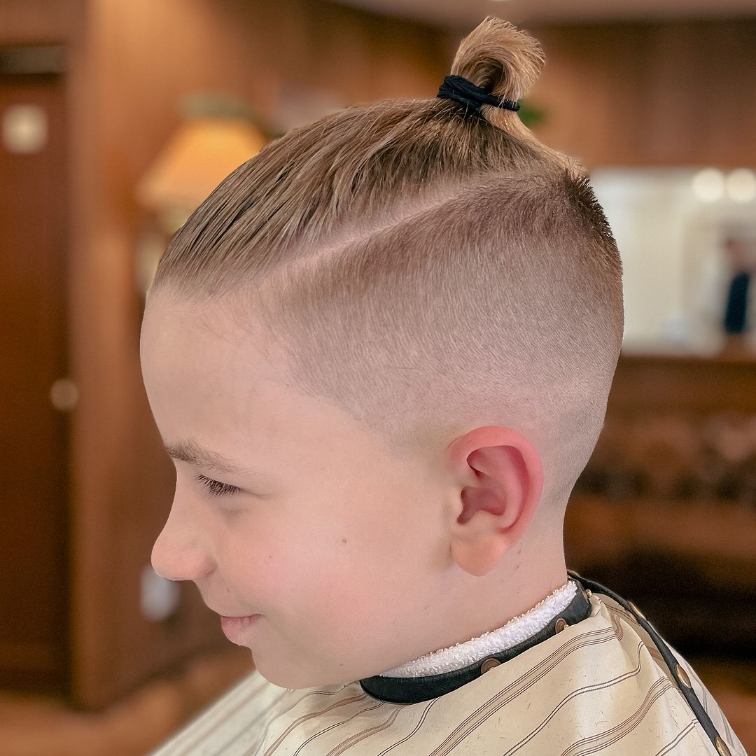 coiffure man bun avec décoloration de la peau