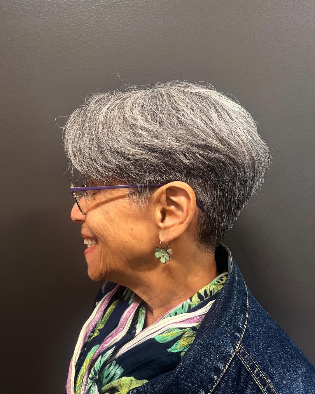 Coupe pixie superposée pour les femmes de plus de 60 ans aux cheveux fins