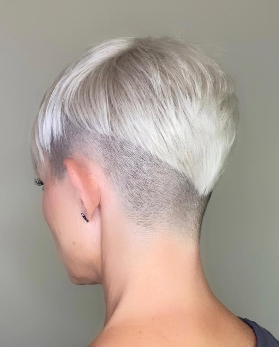 gestapelde undercut pixie