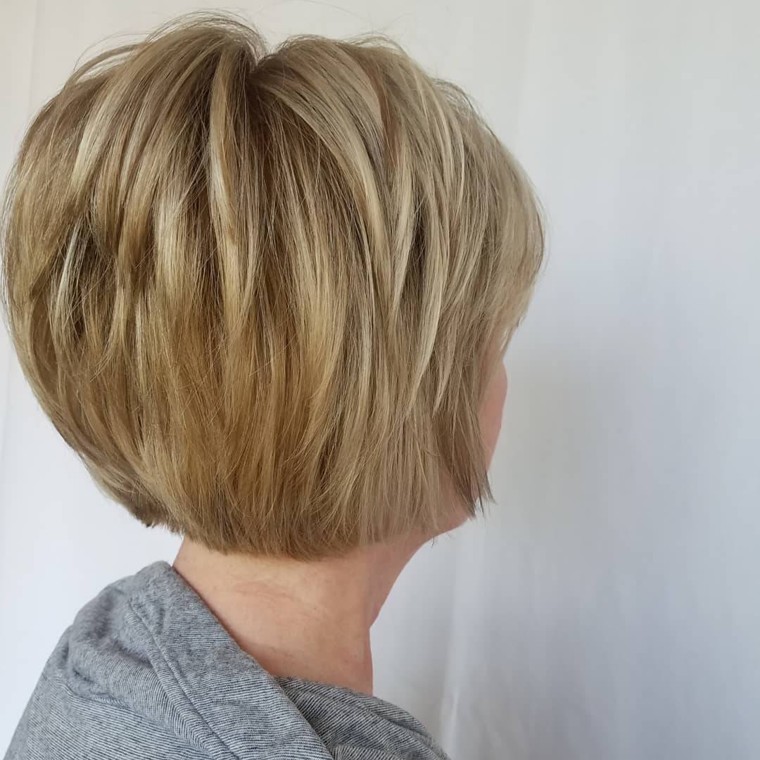 Coupe effilée pour les femmes âgées aux cheveux fins