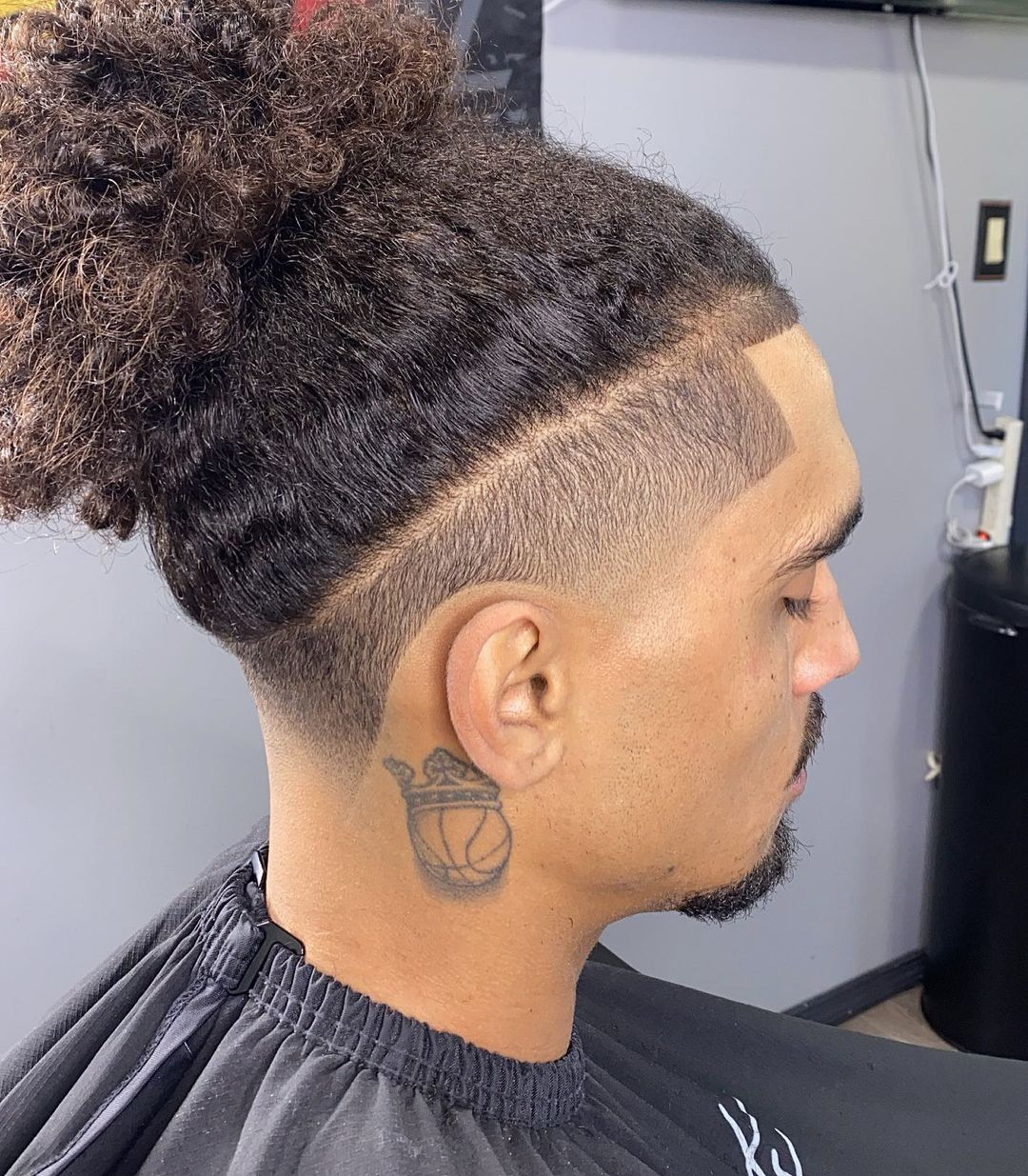 volumineuze fade man bun