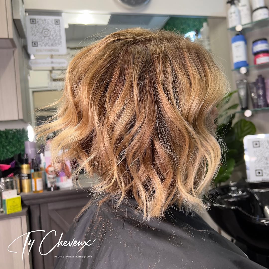 louro quente balayage ondulado angular bob