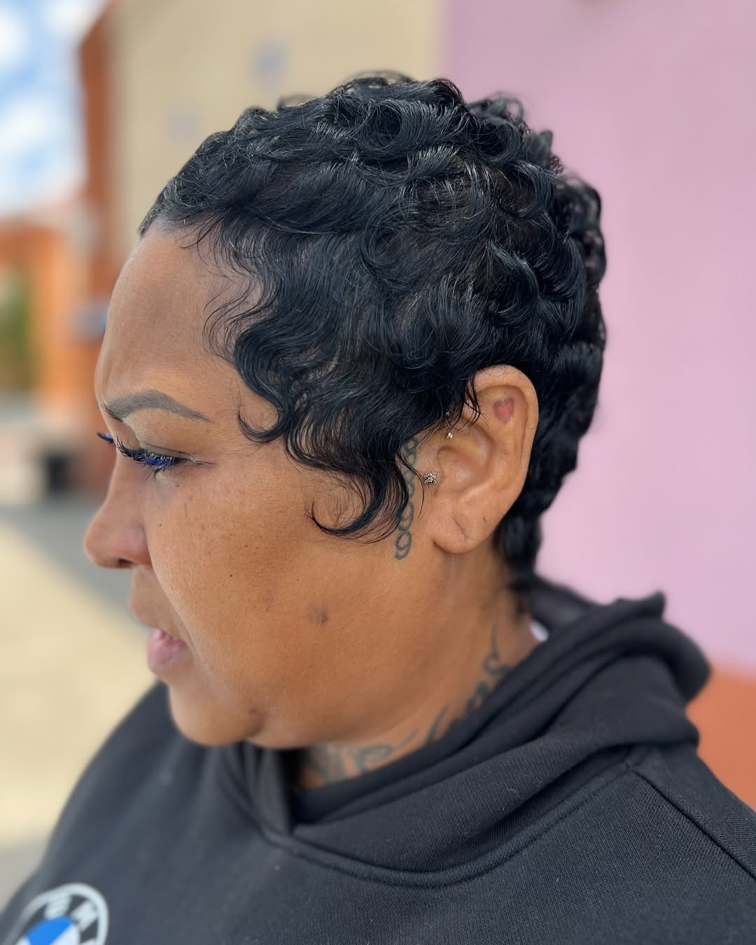 corte pixie ondulado para mujeres de más de 60 años con pelo fino