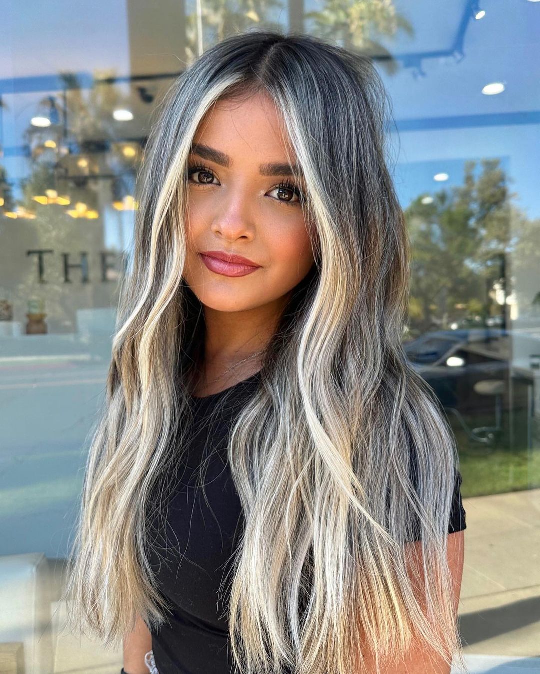 balayage loura de inverno com molduras para o rosto