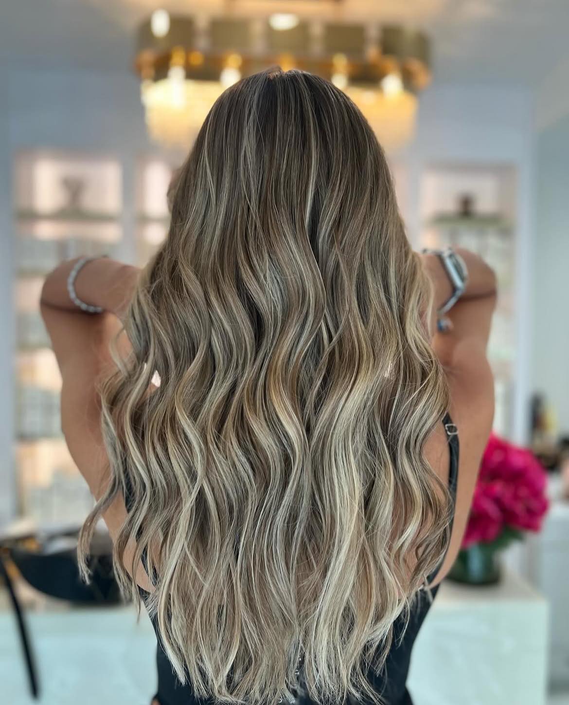 Balayage bronceado con raíces oscuras