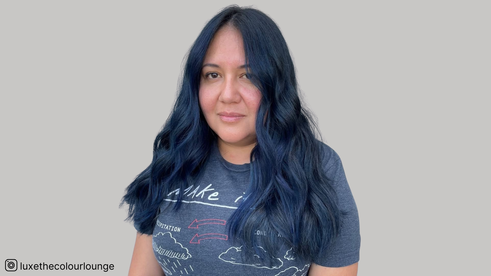 10 ideias de cabelo azul escuro para transformar o seu visual quotidiano